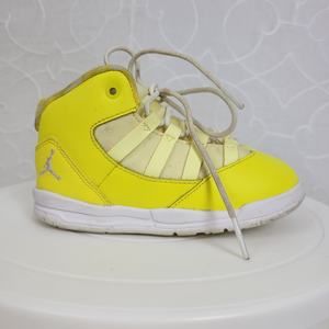 Nike Air Jordan Max Aura Dynamic Kids Shoes Size 8C Yellow Basketball Sneaker